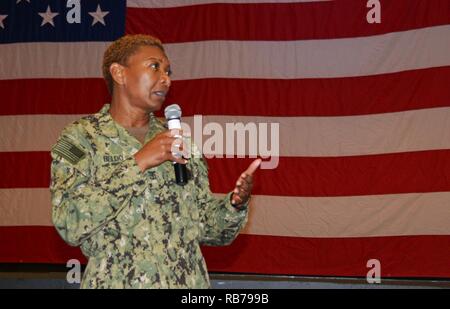 SANTA Rita, Guam (31. 15, 2016) Fleet Master Chief April Beldo, Personal, Personal, Schulung und Bildung (MPT & E), beantwortet eine Frage für einen Seemann während alles - Hände Anruf mit dem stellvertretenden Leiter der Marineoperationen (VCNO) Adm. Bill Moran am großen Bildschirm Theater an Bord US Naval Base Guam Dez. 15. Die Hände gab Anruf Segler die Möglichkeit, Fragen über alles von Budgetkürzungen zu einheitlichen Regelungen zu Fragen. Stockfoto