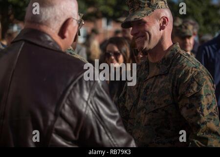 Sergeant Maj Richard Drescher erhält Glückwünsche für seine Ernennung als II Marine Expeditionary Force Sergeant Major während einer Post- und Überdruckventil Zeremonie an der Marine Corps Base Camp Lejeune, N.C., Dez. 15, 2016. Während der Zeremonie Sgt. Maj. Bryan Zickefoose seine Post Dreschmaschine, die ehemalige Sergeant Major des 2. Marine Flugzeugflügel aufgegeben. Stockfoto