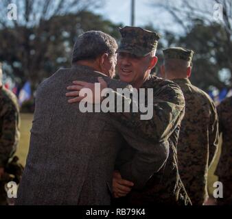 Sergeant Maj Bryan Zickefoose erhält Glückwünsche für seine Entlastung als II Marine Expeditionary Force Sergeant Major während einer Post- und Überdruckventil Zeremonie an der Marine Corps Base Camp Lejeune, N.C., Dez. 15, 2016. Während der Zeremonie Zickefoose seine Post Sgt aufgegeben. Maj Richard Drescher, dem früheren Sergeant Major der 2. Marine Flugzeugflügel. Stockfoto