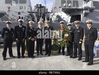 YOKOSUKA, Japan (31. 15, 2016) Mitglieder aus der Arleigh-Burke-Klasse geführte Anti-raketen-Zerstörer USS John S. McCain (DDG56) Befehl Triade und Mitglieder der Japan Maritime Verteidigung-kraft (JMSDF) posieren für ein Gruppenfoto während ein Kranz exchange Zeremonie. McCain ist, nach vorn auf die US 7 Flotte der Verantwortung für Sicherheit und Stabilität in der Indo-Asia bereitgestellt - Pazifik Region. Stockfoto