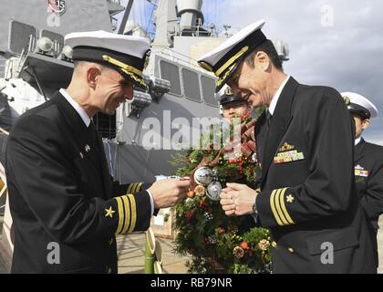 YOKOSUKA, Japan (31. 15, 2016) Cmdr. Alfredo J.Sanchez, kommandierender Offizier der Arleigh-Burke-Klasse geführte Anti-raketen-Zerstörer USS John S. McCain (DDG56), links, Hände Cmdr. Shusaka Takeuchi, Japan Maritime Verteidigung-kraft (JMSDF), einen Befehl Münze während ein Kranz exchange Zeremonie. McCain ist, nach vorn auf die US 7 Flotte der Verantwortung für Sicherheit und Stabilität in der Indo-Asia bereitgestellt - Pazifik Region. Stockfoto