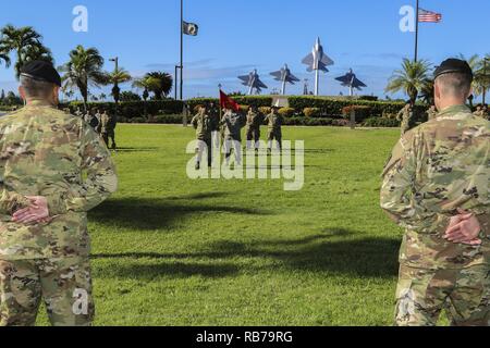 JOINT BASE Pearl Harbor - HICKAM, Hawaii - Kapitän Jeffrey Scott (links), einen Air Defence Officer und scheidenden Kommandanten und Kapitän Wilfredo Santiago (rechts), eine Chemikalie, Offizier und eingehende Commander mit Sitz und Hauptverwaltung Batterie, 94th Army Air und Raketenabwehr Befehl, U.S. Army Pacific, stehen vor ihren Soldaten, Dez. 16, 2016, während die Batterie wechseln des Befehls Zeremonie am Joint Base Pearl Harbor-Hickam, Hawaii. Stockfoto