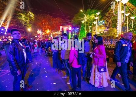 Vor Heiligabend, der Montage, der Jungen männlich weiblich, Park Street, der wichtigste Bereich, der Weihnachtsfeier, Kolkata, Indien. Stockfoto