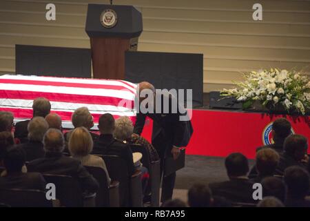 Der Vizepräsident der Vereinigten Staaten Joe Biden spricht mit Annie Glenn während der Feier des Lebens für Senator John Glenn, jr., an der Ohio State University, Columbus, Ohio, Dez. 17, 2016. In geflogen 149 Einsätze im Zweiten Weltkrieg und im Koreakrieg, Glenn der erste Mensch wurde die Erde im Jahr 1962. Nach seinem Ausscheiden aus dem Raumfahrtprogramm, Glenn war der US-Senat 1974 gewählt Der Zustand von Ohio zu vertreten. Stockfoto