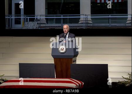 Der Vizepräsident der Vereinigten Staaten Joe Biden spricht während der Feier des Lebens für Senator John Glenn, jr., an der Ohio State University, Columbus, Ohio, Dez. 17, 2016. In geflogen 149 Einsätze im Zweiten Weltkrieg und im Koreakrieg, Glenn der erste Mensch wurde die Erde im Jahr 1962. Nach seinem Ausscheiden aus dem Raumfahrtprogramm, Glenn war der US-Senat 1974 gewählt Der Zustand von Ohio zu vertreten. Stockfoto