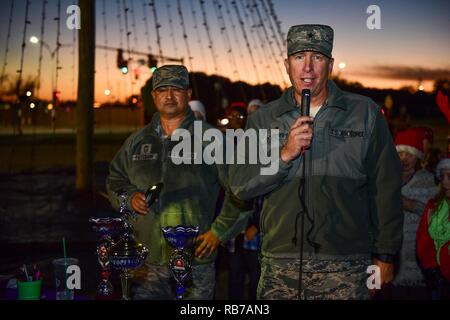 Brig. Gen. Patrick Doherty, 82nd Training Wing Commander, und Chief Master Sgt. Joseph Pritchard, 82Nd TRW Befehl Chief, Eröffnung Kommentare und das Sheppard Grundschule Chor einzuführen, bevor die Beleuchtung der Holiday tree Sheppard Air Force Base, Texas, Dez. 1, 2016. Jedes Jahr im Dezember, Sheppard leuchtet ein commemorative Baum im Geist der Vielfalt und feiert die Ferien. Stockfoto