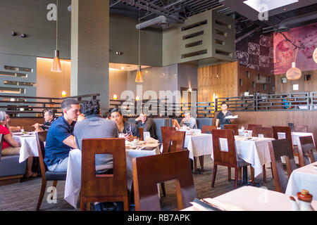 Innenraum der Löffel & Gabel Japanese-Thai Restaurant in Toronto mit Menschen sitzen und essen genießen. Stockfoto