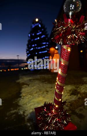 Die Freiheit Kapelle Weihnachtsbaum erhellt die Nacht in Ellsworth Air Force Base, S.D., Dez. 1, 2016. Die Lichter waren auf die von den Kindern der bereitgestellten Flieger während der 28. Bombe Flügel baum Beleuchtung Zeremonie geschaltet. Stockfoto