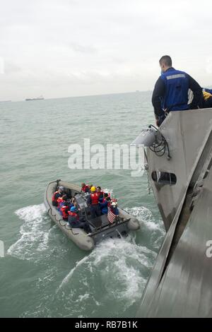 SOUTH CHINA SEA (31. 1, 2016) Matrosen an Bord eines 7-m-starr-Rumpf Schlauchboot fahren USS Coronado (LCS 4) Passagiere vom Schiff an Land zu übertragen. Derzeit turnusmäßig zur Unterstuetzung des asiatisch-pazifischen Raum verlagern, Coronado ist ein schnelles und agiles Kriegsschiff maßgeschneidert auf Patrouille in der Region und die Arbeit littorals Hull - Hull mit Partner Seestreitkräfte, die siebte Flotte mit der flexiblen Möglichkeiten es heute und in Zukunft braucht. Stockfoto