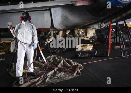 Roten Meer (31. 1, 2016) Petty Officer 3rd Class Aaron Meyer, von Chicago, bereitet sich auf Sand Korrosion von einer F/A-18F Super Hornet, die Kämpfe Schwertkämpfer von Strike Fighter Squadron (VFA) 32 zugeordnet im Hangar Bucht der Flugzeugträger USS Dwight D. Eisenhower (CVN 69) (IKE). Meyer serviert an Bord Ike als Luftfahrt strukturellen Mechaniker und hilft, Prüfen, Reparieren und Pflegen von luftfahrzeugzellen. Ike und Ihre Carrier strike Group sind in Unterstützung von Combined Joint Task Force-Operation inhärenten Beheben, einen multinationalen Bemühung zu schwächen und Islamischer Staat im Irak und der Levante op zerstören bereitgestellt Stockfoto