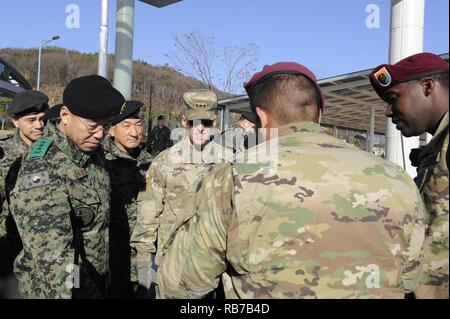 Republik Korea Special Warfare Command Kommandierender General, Generalleutnant Cho, Chong-Sol und US-achte Armee kommandierenden General, Generalleutnant Thomas S. Vandal auf die Interoperabilität der PRC-152A HARRIS Radio von Soldaten der 112. Signal Loslösung unterrichtet werden, Special Operations Command Korea während der 2016 C4I (Command Control Kommunikation Computer Intelligence) Gipfeltreffen in der Republik Korea Special Warfare Command Installation in der Nähe von Icheon, Republik Korea vom 1. Dezember 2016. Die C4I-Gipfel stellt gemeinsame Interoperabilität zwischen USA und ROK-Kräfte. Stockfoto