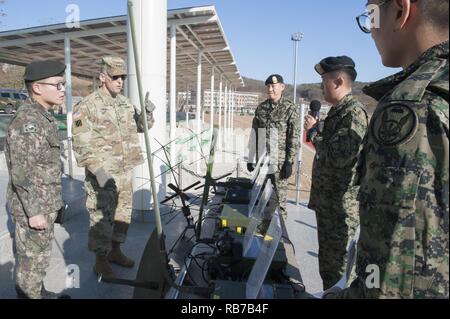 Us-achte Armee kommandierenden General, Generalleutnant Thomas S. Vandal fragt, Republik Korea Soldaten zum 17 Infanterie Division Fragen über das PRC-117 G Radio an einem statischen Display Setup zugewiesen an den 2016 C4I (Command Control Kommunikation Computer Intelligence) Gipfel in einer Republik Korea Special Warfare Command Installation in der Nähe von Icheon, Republik Korea vom 1. Dezember 2016 statt. Die C4I-Gipfel stellt gemeinsame Interoperabilität zwischen USA und ROK-Kräfte. Stockfoto