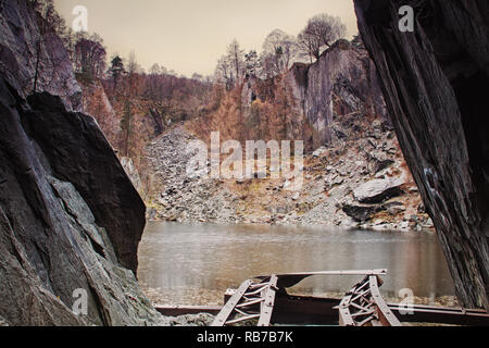 Die Farben des Herbstes werden in der Schiefer Seiten von Hodge schließen Steinbruch sichtbar, Lake District Stockfoto