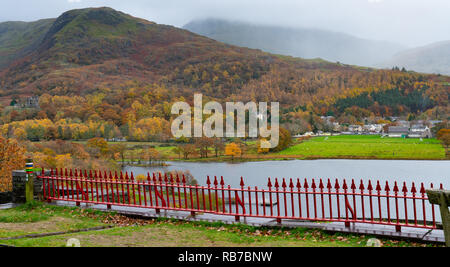 Padarn See am Fuße der Snowdon, Llanberis, North Wales. Llanberis Fußballplatz, ist auf der anderen Seite des Sees. Bild im November 2018 getroffen. Stockfoto