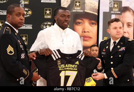 Die US-Armee ausgewählte Richard LeCounte von Liberty County High School in der Armee All-American Bowl 2017 zu spielen. Richard eingegangen sein Spiel Jersey in einer Zeremonie an seiner Schule statt am 2. Dezember 2016. Von mehr als einer Million High School Football spieler über dem Land ausgewählt, wird er in der jährlichen Ost gegen West Spiel am Samstag, 7. Januar 2017 auf der Alamo Dome in San Antonio, Texas. Das Spiel wird im Fernsehen auf NBC Live at 1pm EST und Top 100 High School Football der Nation Spieler. Stockfoto