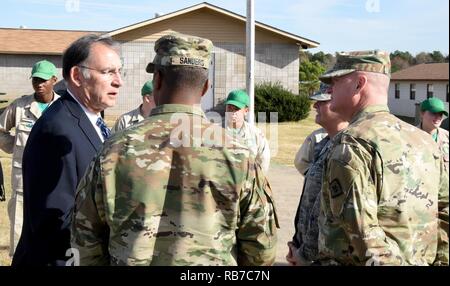 Senator John boozman spricht mit Oberstleutnant Anthony Sanders, Command Sgt. Maj. Steven Veazey und Brig. Gen. Tamhra Hutchins-Frye vor dem Touring der Arkansas National Guard Youth ChalleNGe. ( Stockfoto