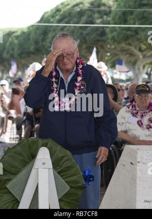 PEARL HARBOR (31. 2, 2016) Pearl Harbor überlebenden Donald Stratton begrüßt einen Kranz von der USS Arizona Reunion Association während einer feierlichen Veranstaltung die gefallenen Männer der Pennsylvania - Klasse Schlachtschiff USS Arizona bei den nationalen Friedhof von den Pazifik bei Punchbowl in Honolulu zu ehren. Stratton war ein Seemann 1. Klasse, als er das brennende Wrack der USS Arizona entgangen. Dez. 7, 2016 ist der 75. Jahrestag der Angriffe auf Pearl Harbor und Oahu. Das US-Militär und den Zustand von Hawaii sind eine Reihe von Erinnerung Veranstaltungen während der Woche, den Mut und die Opfer zu ehren Stockfoto