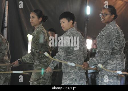 Us-Armee Soldaten erhalten Unterricht auf Naginata während in einen kulturellen Austausch Veranstaltung teilnehmenden während Yama Sakura (YS) 71. Naginata ist eine von vielen kulturellen Austausch Veranstaltungen der Japan Masse Verteidigung-kraft (JGSDF) Mitglieder host für die US-Armee. Yama Sakura ist eine jährliche bilaterale Übung mit dem JGSDF und US-Militär. Der Zweck der Übung ist es, den USA und Japan der Bekämpfung des Bereitschaft und die Interoperabilität zu verbessern, während der Ausbau der bilateralen Beziehungen und die Demonstration USA lösen die Interessen der Verbündeten und Partnern in der Indo-Asia-Pazifik-Region zu unterstützen. Stockfoto