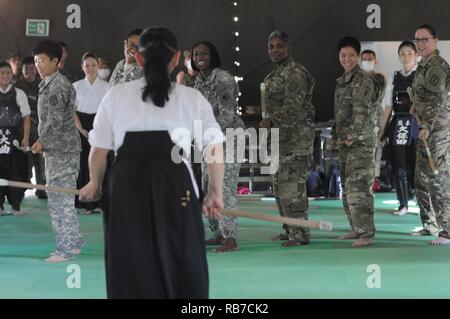 Us-Armee Soldaten erhalten Unterricht auf Naginata während in einen kulturellen Austausch Veranstaltung teilnehmenden während Yama Sakura (YS) 71. Naginata ist eine von vielen kulturellen Austausch Veranstaltungen der Japan Masse Verteidigung-kraft (JGSDF) Mitglieder host für die US-Armee. Yama Sakura ist eine jährliche bilaterale Übung mit dem JGSDF und US-Militär. Der Zweck der Übung ist es, den USA und Japan der Bekämpfung des Bereitschaft und die Interoperabilität zu verbessern, während der Ausbau der bilateralen Beziehungen und die Demonstration USA lösen die Interessen der Verbündeten und Partnern in der Indo-Asia-Pazifik-Region zu unterstützen. Stockfoto