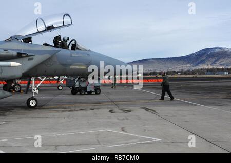 F-15 Crew Chief und Piloten von der 173Rd Fighter Wing vorbereiten zum lanunch Düsen für eine trainingsmission an Kingsley Feld in Klamath Falls, Oregon, 2. Dezember 2016. Die 173Rd Fighter Wing ist die Heimat der alleinige F-15C Ausbildung Basis für die United States Air Force. Stockfoto