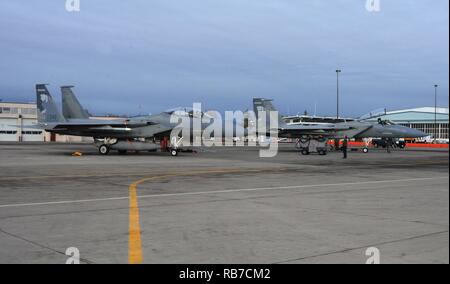 F-15 Crew Chief und Piloten von der 173Rd Fighter Wing vorbereiten zum lanunch Düsen für eine trainingsmission an Kingsley Feld in Klamath Falls, Oregon, 2. Dezember 2016. Die 173Rd Fighter Wing ist die Heimat der alleinige F-15C Ausbildung Basis für die United States Air Force. Stockfoto