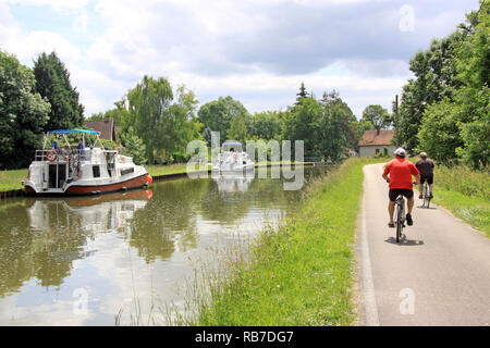 Männer Radfahren entlang des Canal de Bourgogne mit dem Fahrrad in der Region Burgund in Frankreich Die französische Landschaft Stockfoto