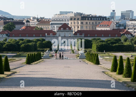 Wien, Österreich - 18. Juni 2017: Das Untere Belvedere Palast und die Gärten sind am frühen Abend einen Blick im Sommer gezeigt. Stockfoto