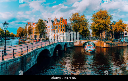 Panorama von Amsterdam. Berühmten Grachten und Brücken in der warmen Nachmittag Licht. Niederlande Stockfoto