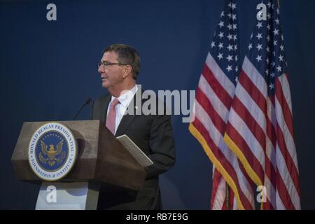 Verteidigungsminister Asche Carter spricht an der Reagan National Defense Forum an der Ronald Reagan Presidential Library in Simi Valley, Calif., Dez. 3, 2016. Stockfoto