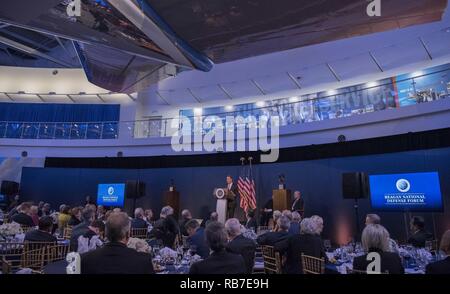 Verteidigungsminister Asche Carter spricht an der Reagan National Defense Forum an der Ronald Reagan Presidential Library in Simi Valley, Calif., Dez. 3, 2016. Stockfoto