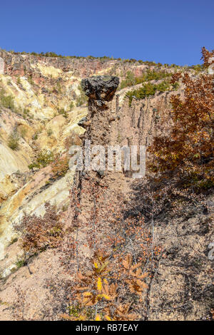 Djavola Varos - Teufelsstadt - Felsformation bestehend aus etwa 200 Erdpyramiden oder Türmen, die sich im Süden Serbiens befinden. Stockfoto