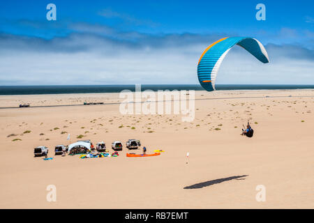 Paragliding über Dünen der Namib-Wüste, Long Beach, Swakopmund, Namibia Stockfoto