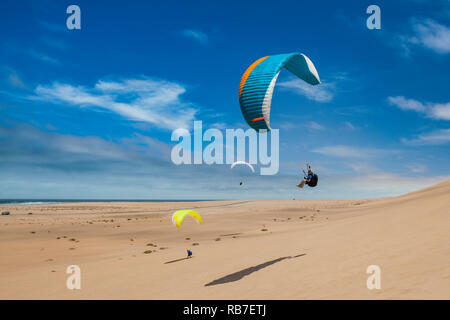 Paragliding über Dünen der Namib-Wüste, Long Beach, Swakopmund, Namibia Stockfoto