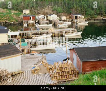 Holz- hummerfallen mit Booten und Pfahlbauten von Steg am Hafen in Neufundland und Labrador in Kanada