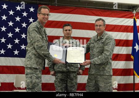 Von links nach rechts der US Air Force Colonel Kent Olson, der 119 Wing Commander, Chief Master Sgt. Duane Kangas, der 119 Wing command Chief und Brig. Gen. Robert Becklund, die North Dakota stellvertretender Adjutant General, halten Sie die Air Force herausragende Einheit Zertifikat im Rahmen einer Zeremonie in der North Dakota Air National Guard Base, Fargo, North Dakota, Dez. 5, 2015. Es ist das 18. Mal die Einheit der renommierten US Air Force Auszeichnung, die zu den am meisten von jeder Einheit, die in der U.S. Air Force eingegangen ist erhalten hat. Stockfoto