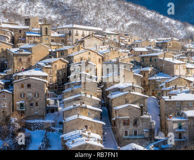 Die schöne Scanno im Schnee im Winter abgedeckt. Abruzzen in Italien. Stockfoto