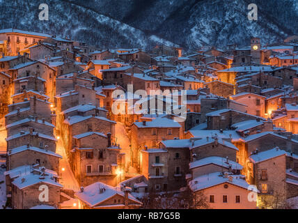 Die schöne Scanno im Schnee während eines kalten Winterabend abgedeckt. Abruzzen in Italien. Stockfoto