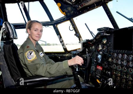 Maj. Jennifer Orton sitzt am Steuer eines HC-130 P/N König Bekämpfung-Search-and-Rescue"-Flugzeuge, die auf Patrick Air Force Base flightline, wo sie Rettung 920th Wing's erste weibliche Piloten. Sie hat ungefähr 3.000 Stunden Flugzeit während ihrer Luftwaffe Karriere angemeldet und hat mehrfach zu Orten wie in Afghanistan, im Irak und im Horn von Afrika im Einsatz. Orton begann ihre Karriere in der Luftwaffe, wie ein Flugzeug last Master an Papst Feld, North Carolina, wo sie mit das Be- und Entladen und das Balancing aircraft Cargo beauftragt wurde. Stockfoto