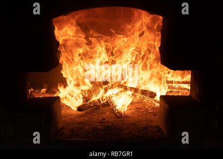 Brand in einem traditionellen Ofen raging Stockfoto