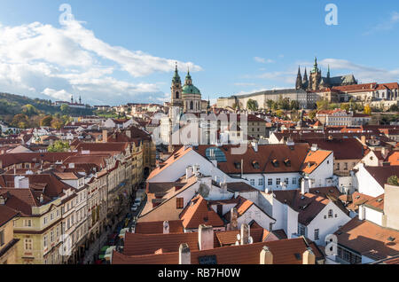 Blick über St. Nicholas Kirche in Mala Strana (Kleinseite) und die Prager Burg (Hradschin) in Prag, Tschechische Republik Stockfoto