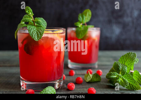 Nicht-alkoholische hausgemachte Drink von viburnum. Close-up Trinken Stockfoto