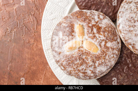 Nürnberger Lebkuchen mit Nüsse (Mandeln, Haselnüsse, Walnüsse) aus Schokolade und Zucker Glasur. Lebkuchen. Traditionelle Weihnachten und neues Jahr behandelt. Se Stockfoto