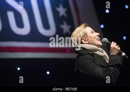 Scarlett Johansson und Chris Evans für Service Mitglieder während der USO Holiday Tour in Incirlik, Dez. 5, 2016. Marine Gen. Joseph F. Dunford, Jr., Vorsitzender des Generalstabs, und USO Entertainer, besuchen Sie den Service für Mitglieder, die von zu Hause aus während der Feiertage an verschiedenen Standorten auf der ganzen Welt bereitgestellt werden. Unterhaltungskünstler in diesem Jahr inbegriffen Schauspieler Chris Evans, Schauspielerin Scarlett Johansson, NBA Legende Ray Allen, 4-mal Olympiamedaillengewinner Maya DiRado, Country Musik Sänger Craig Campbell und mentalist Jim Karol. Stockfoto