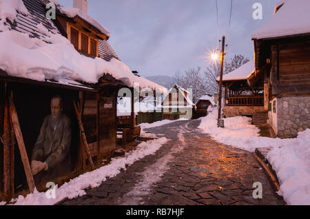 Dostojewski Straße in Drvengrad ethno Dorf (auch als Mećavnik und Küstendorf) Serbien bekannt. Stockfoto