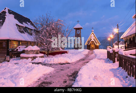 Winter am Abend Blick auf Holz- orthodoxe Kirche des Heiligen Sava in Drvengrad ethno Dorf, Serbien. Stockfoto