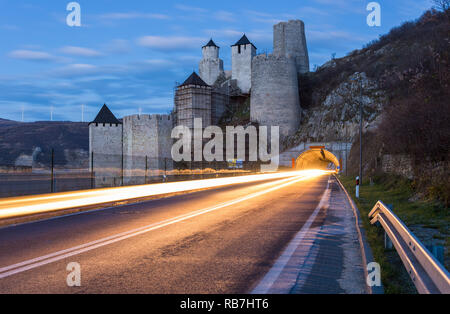 Mittelalterliche Festung Golubac in der Nacht, Serbien. Stockfoto