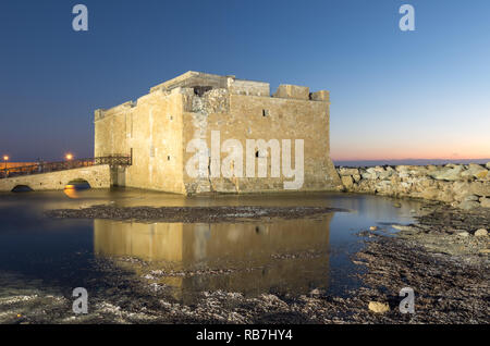 Paphos Burg in der Nacht. Stockfoto