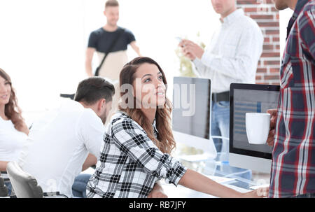 Junge Designer diskutieren neue Ideen Stockfoto