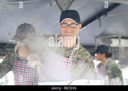 Spc. Nicholas Jerman, 364 Expeditionary Sustainment Command, bereitet Essen für die Yama Sakura 71 Iron Chef Schlacht Wettbewerb auf Lager Kengun, Japan, Dez. 5, 2016. Stockfoto