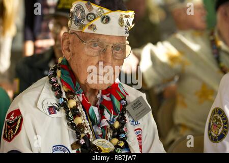 Pearl Harbor überlebenden Stuart Hedley besucht eine Kranzniederlegung und würdigen Zeremonie Dez. 5, 2016, zu Ehren der mehr als 30 Menschen getötet und 50 bei Wheeler Army verletzt, als Japan seinen Angriff auf Oahu, Hawaii, begann vor 75 Jahren. Hedley wurde auf die USS West Virginia zugeordnet und wurde an Bord des Schiffes der Zeit des Angriffs. Stockfoto